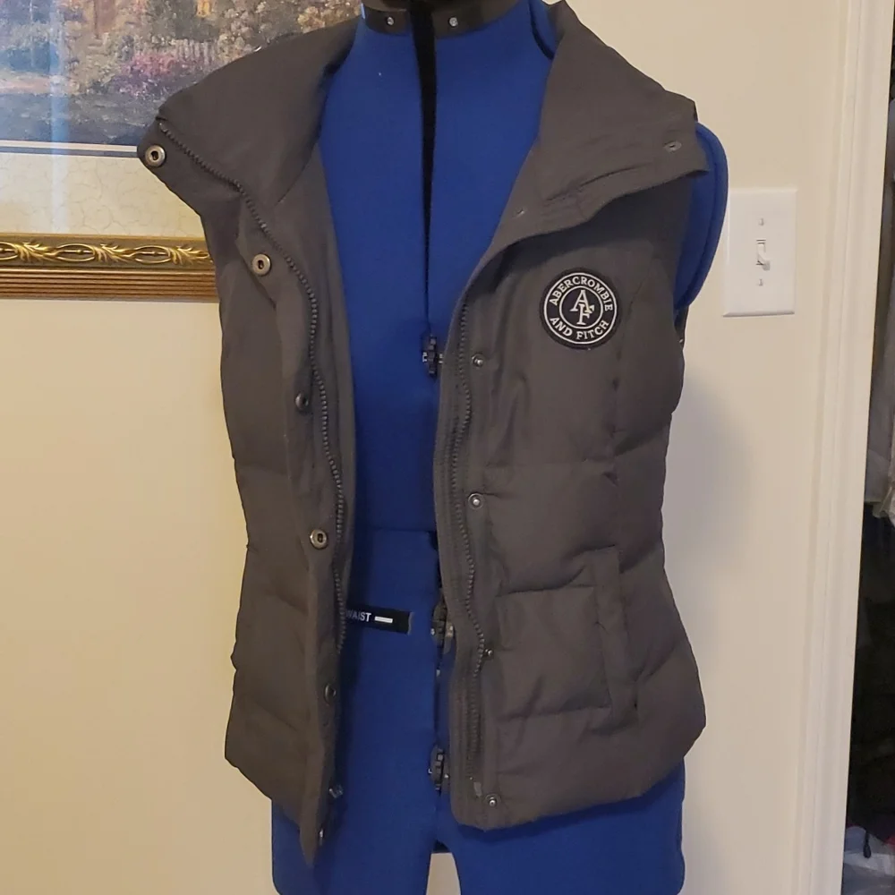 Abercrombie and Fitch puffer vest - Picture 6 of 6